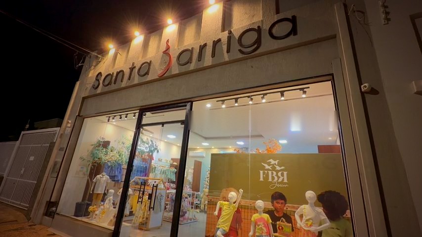 Fachada iluminada da Santa Barriga à noite