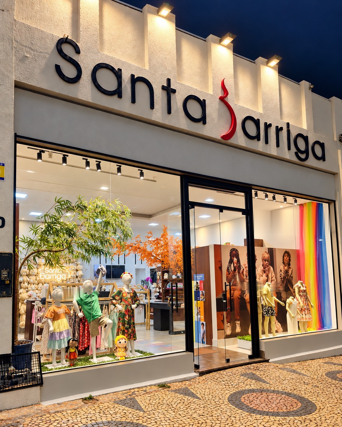 Fachada da Santa Barriga com o letreiro iluminado e a vitrine